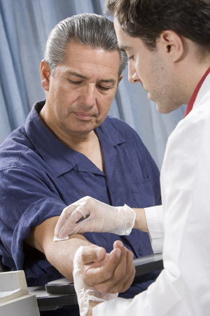 Hombre al que un proveedor de atención médica le extrae sangre.