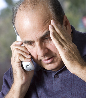 Hombre hablando por teléfono.